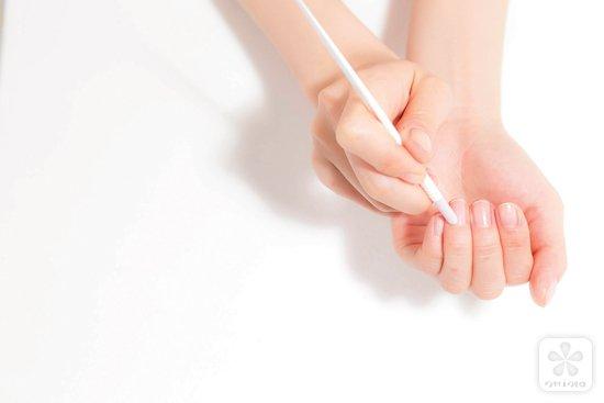 用甘皮美甲笔去除死皮无残留