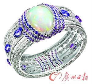 CHAUMET水之光高定珠宝“霜降”套系手镯,主石是一颗来自埃塞俄比亚的重达39.05克拉的凸圆形切割白色欧珀。