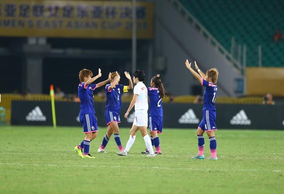 日本女足庆祝进球