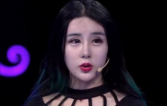 “蛇精女”近日亮相某综艺,回呛嘉宾“宁愿低头把自己扎死也不愿丑死 要脸不要命”