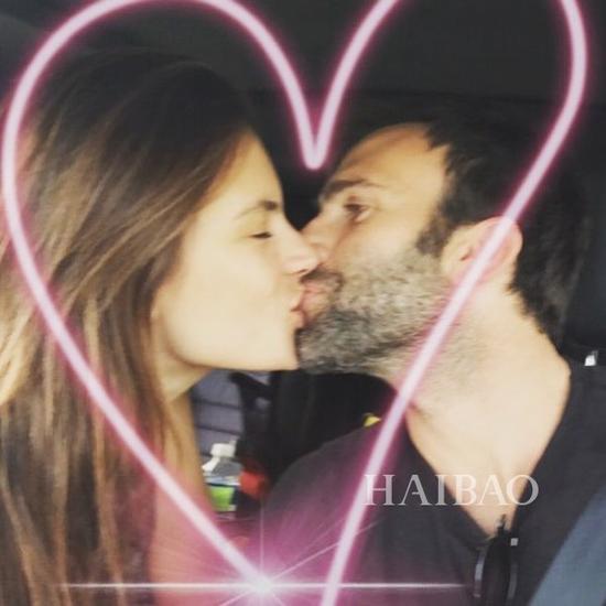 亚历山大-安布罗休 (Alessandra Ambrosio) Po与未婚夫Jamie Mazur私照