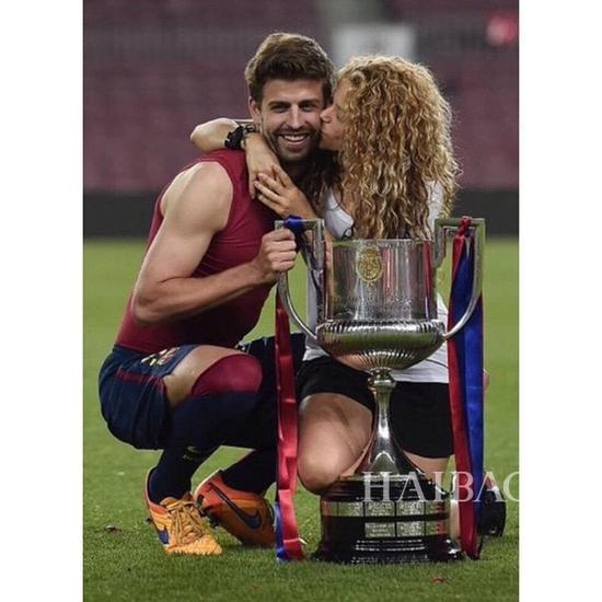 夏奇拉 (Shakira) Po与丈夫布拉德·皮克合照