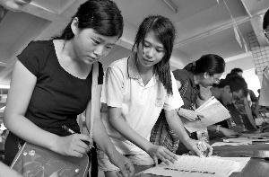 2011年8月,王昱人(左)到华师办理入学手续。信息时报记者 巢晓 摄(资料图片)