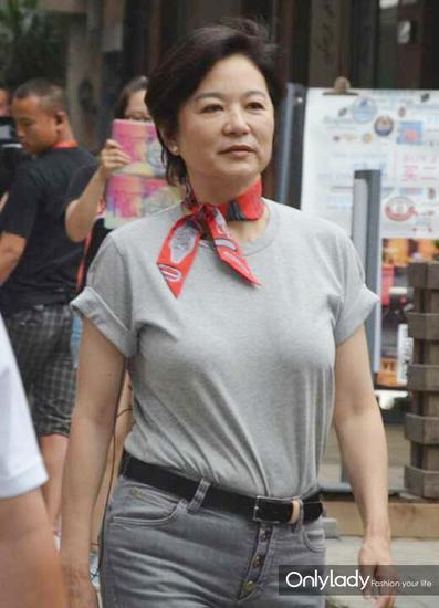 女神戴爱马仕小丝巾,算是正身搭配的点睛之笔了