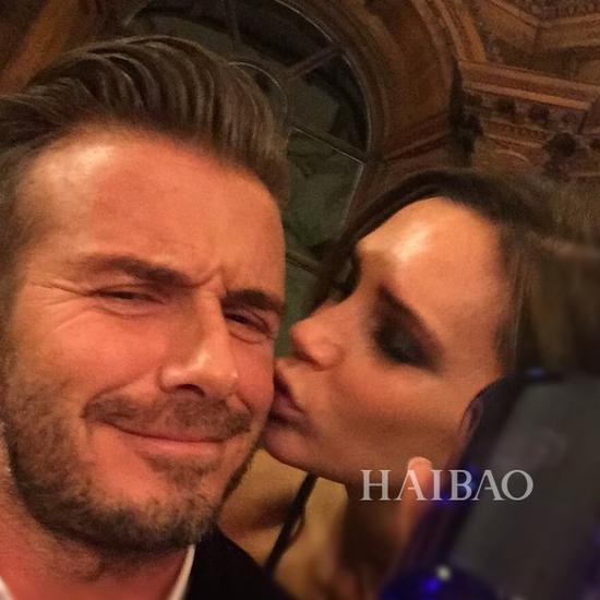 维多利亚-贝克汉姆 (Victoria Beckham) Po与丈夫大卫-贝克汉姆 (David Beckham) 合照