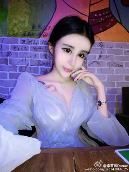 李蒽熙,被网友称为“蛇精女”
