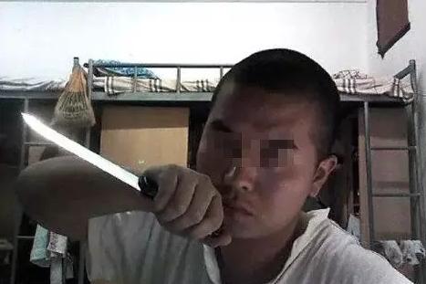 同行嫌疑人李斯达手持尖刀的自拍照