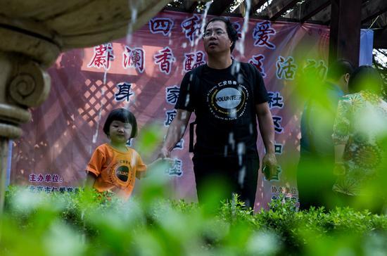 仁爱慈善基金会义工(图:龙泉视界)