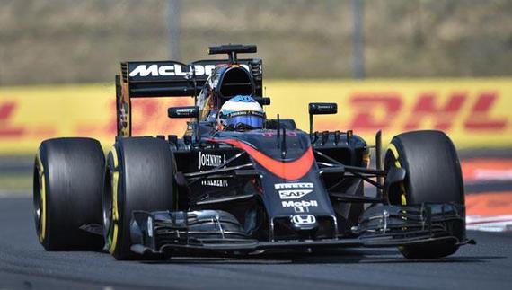 阿隆索驾驶装备本田引擎的迈凯轮赛车在比赛中