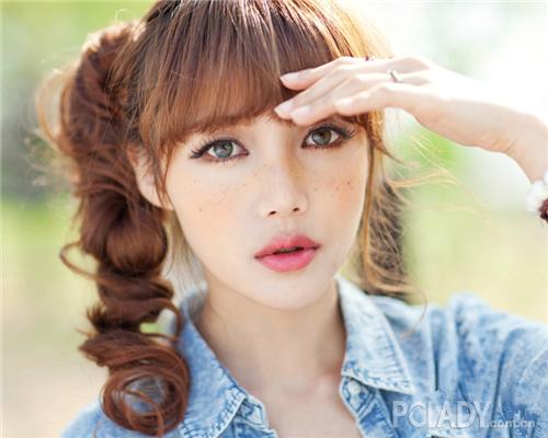 雀斑妆与斜扎马尾的组合