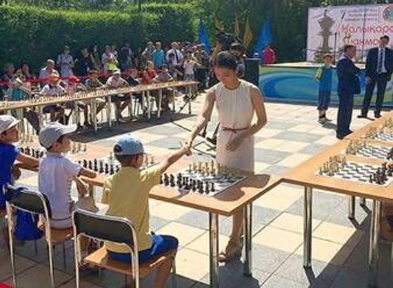 国际象棋日，迪娜拉参加国际象棋车轮战表演赛。