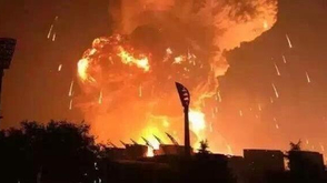 楼宇间瞬间腾起巨大蘑菇云