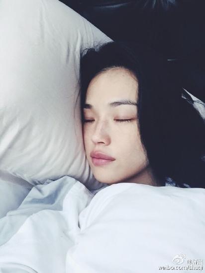 睡觉没人烦(舒淇微博截图)