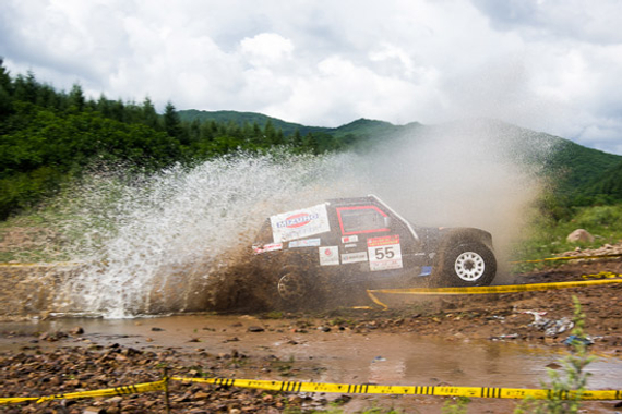 两将晋级之路各不同 嘉禾兴产车队斩获两张复