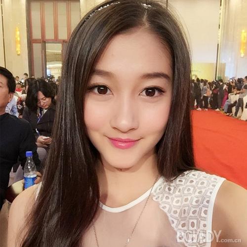 关晓彤变身国民女神