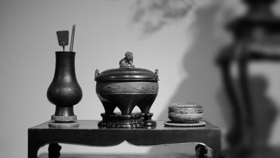 (南宋素觯式铜筋瓶/元代螭龙纹回纹绳耳鬲式铜炉/唐代绞胎瓷香合/明代推光黑漆四面平长方几)