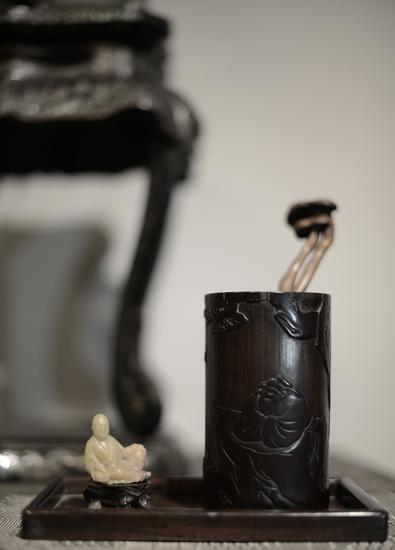 (清中期寿山石雕小罗汉/清黄杨木雕灵芝小如意/清早期钟馗见福竹雕笔筒/晚清红木小盘)