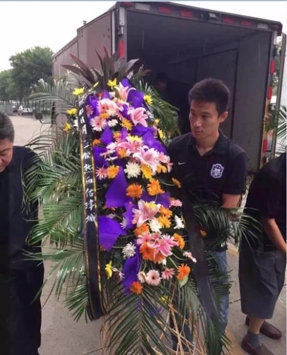 曹阳等向遇难消防官兵献花篮