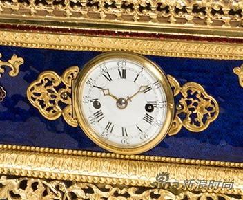 这座钟的盘面和指针不具有乾隆时期的特征,怀疑是后期修改