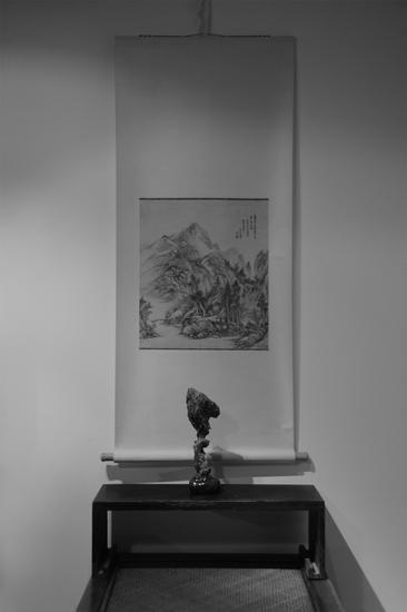 (清代吴松仿北苑水墨山水轴/清代黑漆卷头方几/“云岫”英石/清代柏木起线卷叶腿凉榻)
