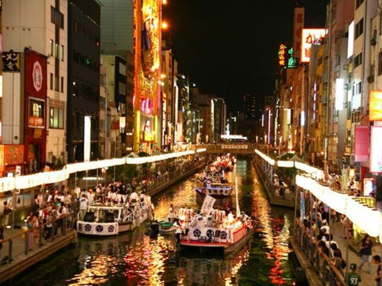 大阪天神祭中,在市中心的道顿堀川上行驶的彩船