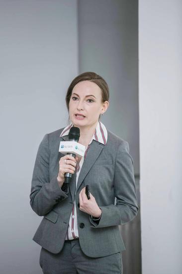 NU SKIN全球研发副总裁Helen 为媒体讲解ageLOC科技