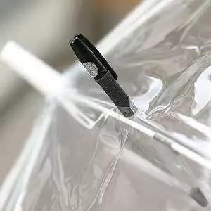 顶端开洞的特殊设计是这把伞的暗藏机关