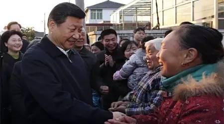 图为:2014年12月13日,习近平在江苏省镇江市丹徒区世业镇永茂圩自然村调研时同村民亲切握手交谈