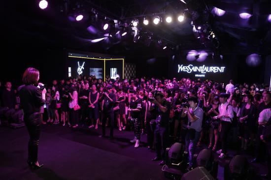活动现场聚集了近300位潮流人士