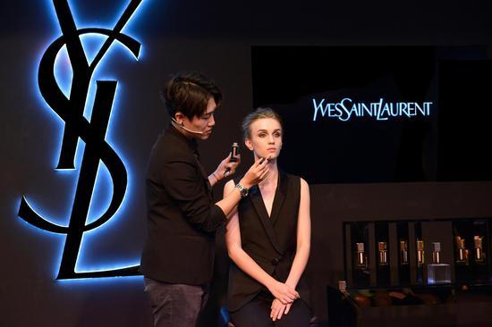 YSL圣罗兰美妆亚洲创意总监Angus LEE示范产品打造技法