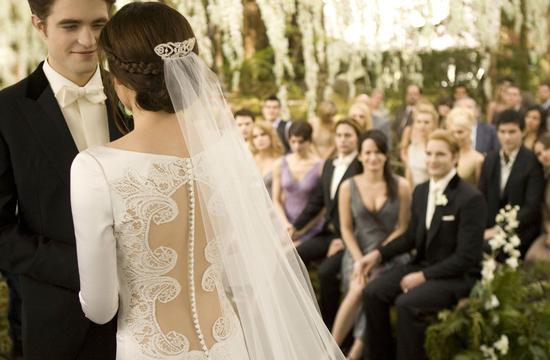 电影《暮光之城:破晓》:婚纱来自卡罗琳娜·海莱娜 (Carolina Herrera)