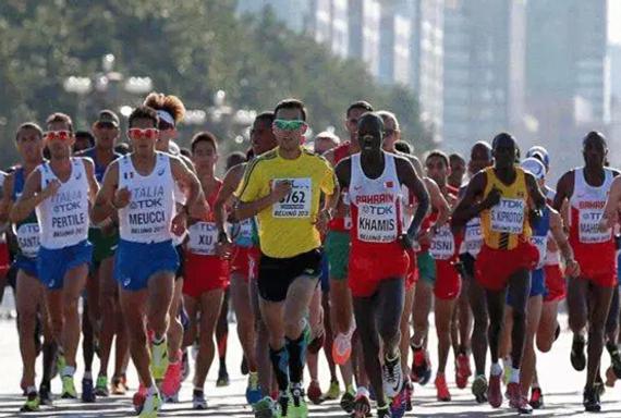 业余跑者李伟领跑并非偶然，曾多次超过非洲选手。