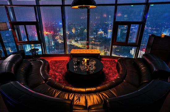 V Plus Lounge