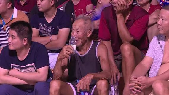 75岁二次板大爷坐在场边看年轻人打比赛。