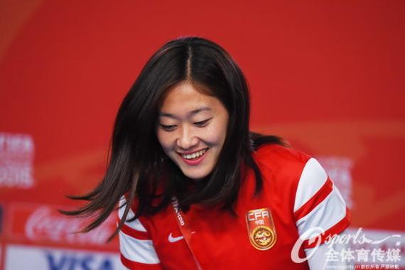 专访中国女足队长吴海燕 笑称在国家队颜值靠