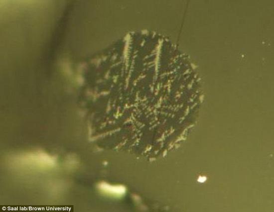 科学家在阿波罗号宇宙飞船从月球上收集的火山玻璃中发现碳痕迹。该发现可能解释促使月球表面火喷泉喷发的原因。照片显示,少量岩浆困在一些细小的橄榄石晶体中,将挥发性气体的证据保留下来。