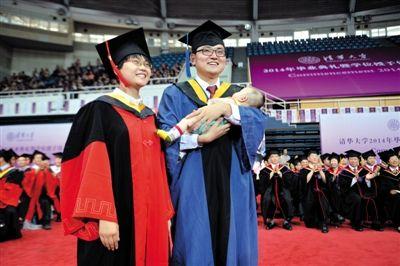 清华硕士仲晓波和博士亲子陈程怀抱着三个月大的女儿参加毕业典礼。