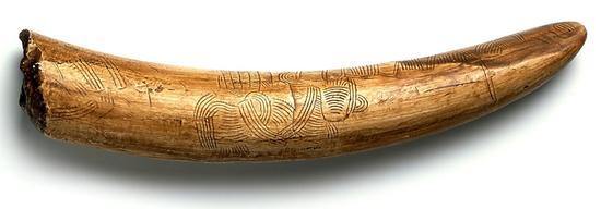 一段雕刻于25000-30000年前的猛犸象牙。