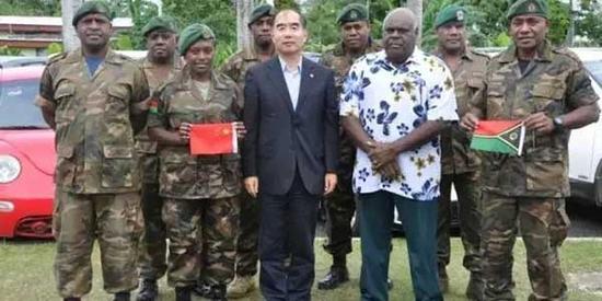 △中国驻瓦努阿图大使与此次来华参加阅兵代表队的合影
