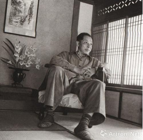 张学良悠然小坐,身后挂的是山水画