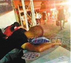 送孩子上学24小时没合眼,火车站睡着