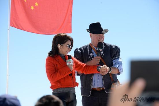 LVMH集团钟表部门总裁兼TAG Heuer首席执行官让-克劳德·比弗揭幕FORMULA 1女士GEM限量款腕表