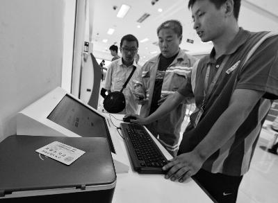 工作人员正在为客户办理手机实名 摄/法制晚报记者 郭谦