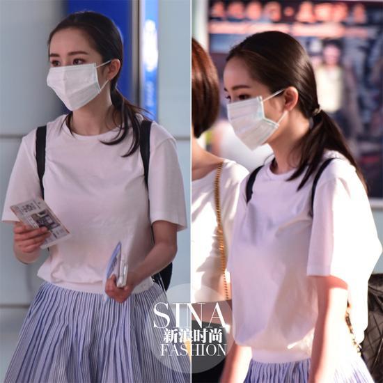 杨幂穿白T恤搭配百褶裙,少女感爆棚