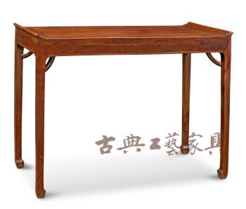 图5 明 黄花梨四面平带翘头条桌(图片提供:中国嘉德)