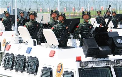 在27支受阅装备方队中,由18辆武警反恐突击车组成的白色战车方阵闪亮耀眼。图为武警反恐突击车方队进行训练(7月26日摄)。新华社记者 查春明 摄