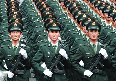 7月22日,“东北抗联”英模部队方队在进行严格训练。新华社记者 查春明 摄
