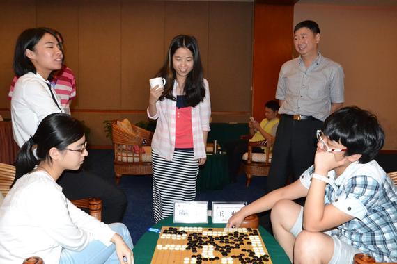 赛后复盘众人探讨棋局