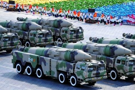 国庆大阅兵中的东风-21弹道导弹群。