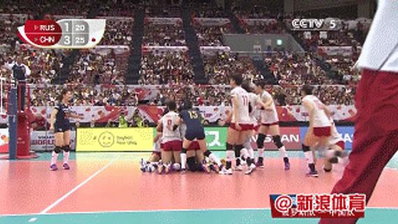 获胜后女排全队哭着拥抱 杨珺菁已泣不成声(gif)